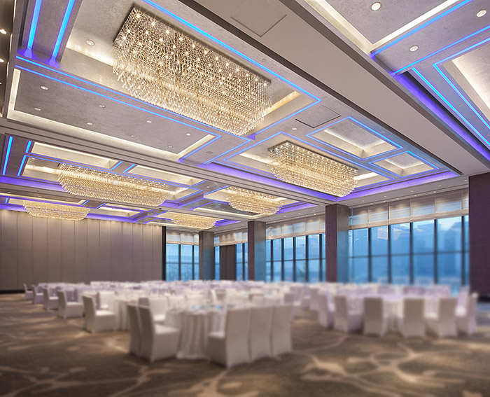 酒店宴会厅多层大型水晶灯及辅助灯带照明设计组合效果